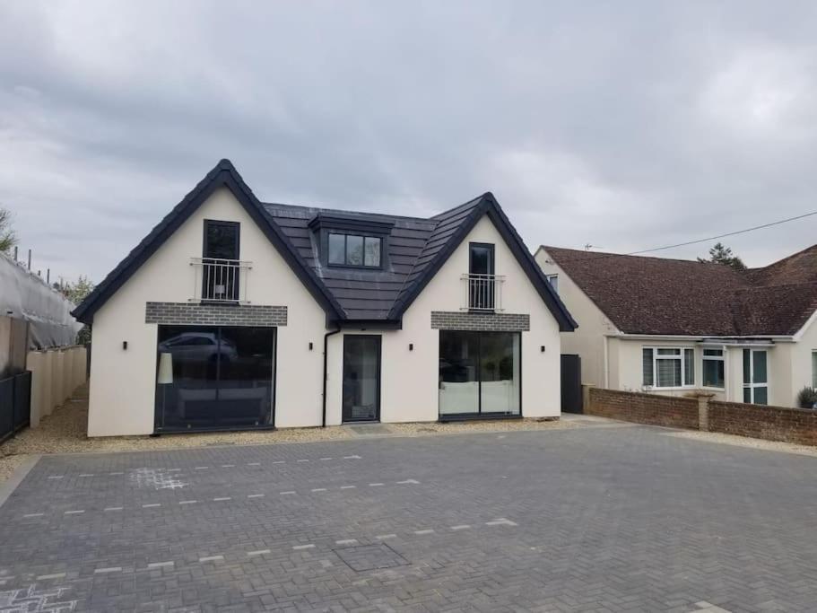 Evergreen Lodge - Two Bed Lux Flat - Parking, Garden, Patio, Wifi, Netflix - Close To Blenheim Palace & Oxford - F3 Kidlington Zewnętrze zdjęcie