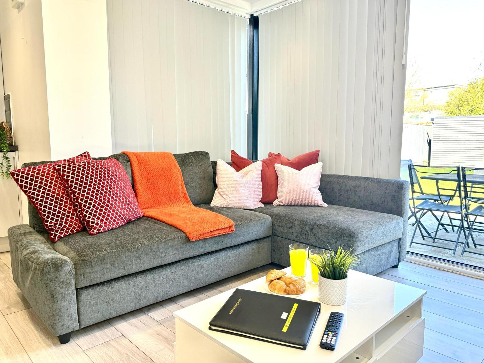 Evergreen Lodge - Two Bed Lux Flat - Parking, Garden, Patio, Wifi, Netflix - Close To Blenheim Palace & Oxford - F3 Kidlington Zewnętrze zdjęcie