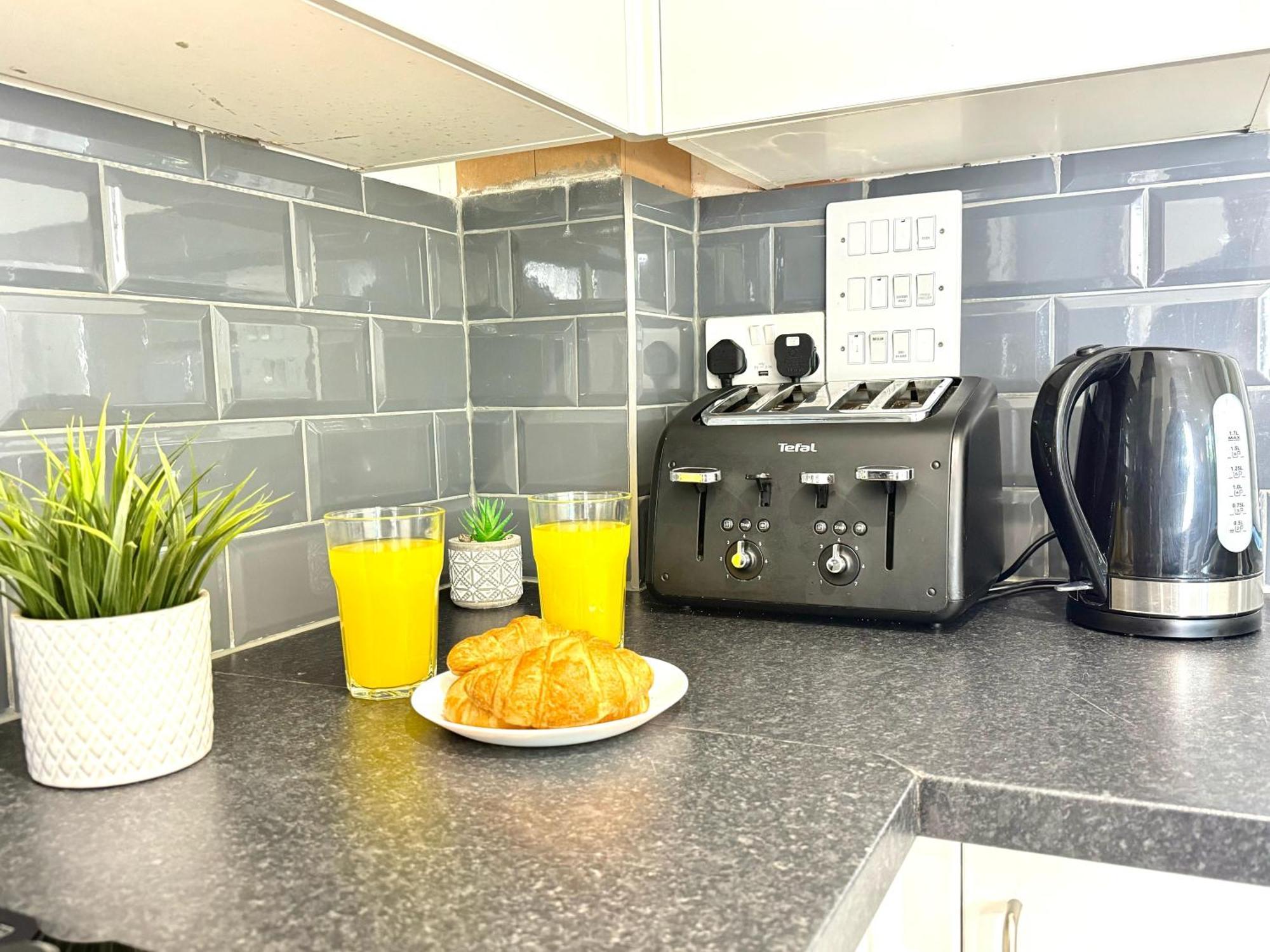 Evergreen Lodge - Two Bed Lux Flat - Parking, Garden, Patio, Wifi, Netflix - Close To Blenheim Palace & Oxford - F3 Kidlington Zewnętrze zdjęcie