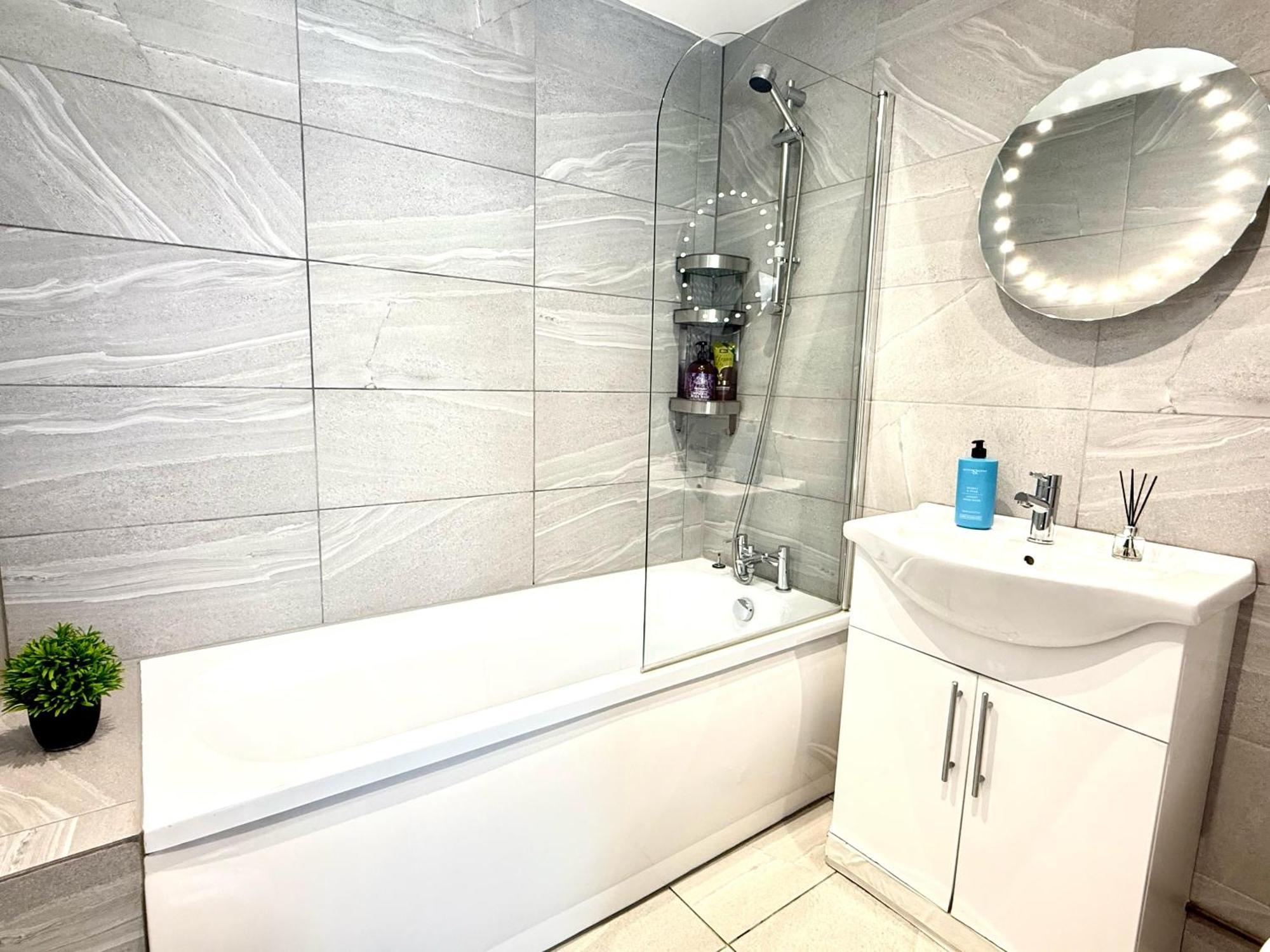 Evergreen Lodge - Two Bed Lux Flat - Parking, Garden, Patio, Wifi, Netflix - Close To Blenheim Palace & Oxford - F3 Kidlington Zewnętrze zdjęcie