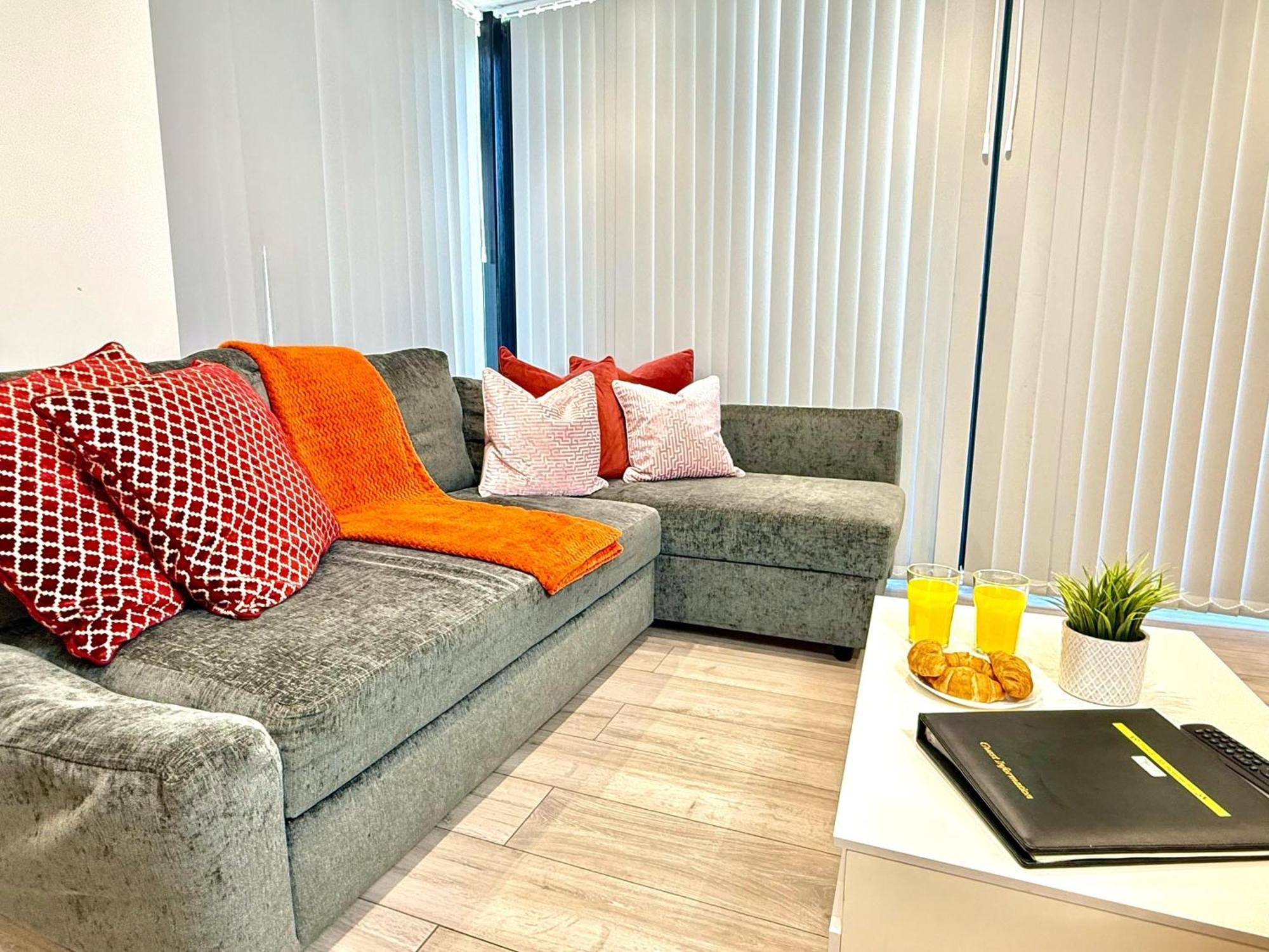 Evergreen Lodge - Two Bed Lux Flat - Parking, Garden, Patio, Wifi, Netflix - Close To Blenheim Palace & Oxford - F3 Kidlington Zewnętrze zdjęcie