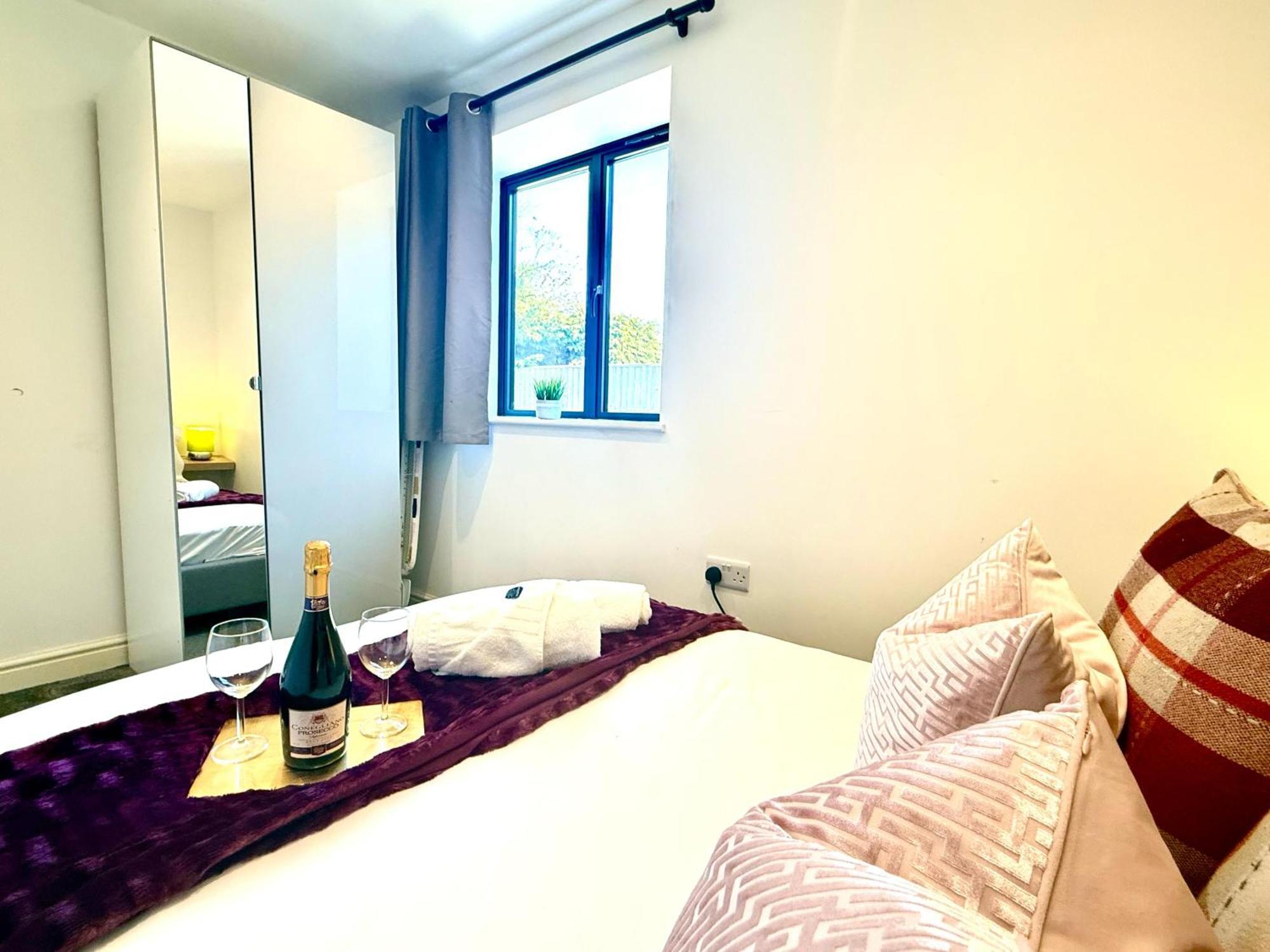 Evergreen Lodge - Two Bed Lux Flat - Parking, Garden, Patio, Wifi, Netflix - Close To Blenheim Palace & Oxford - F3 Kidlington Zewnętrze zdjęcie