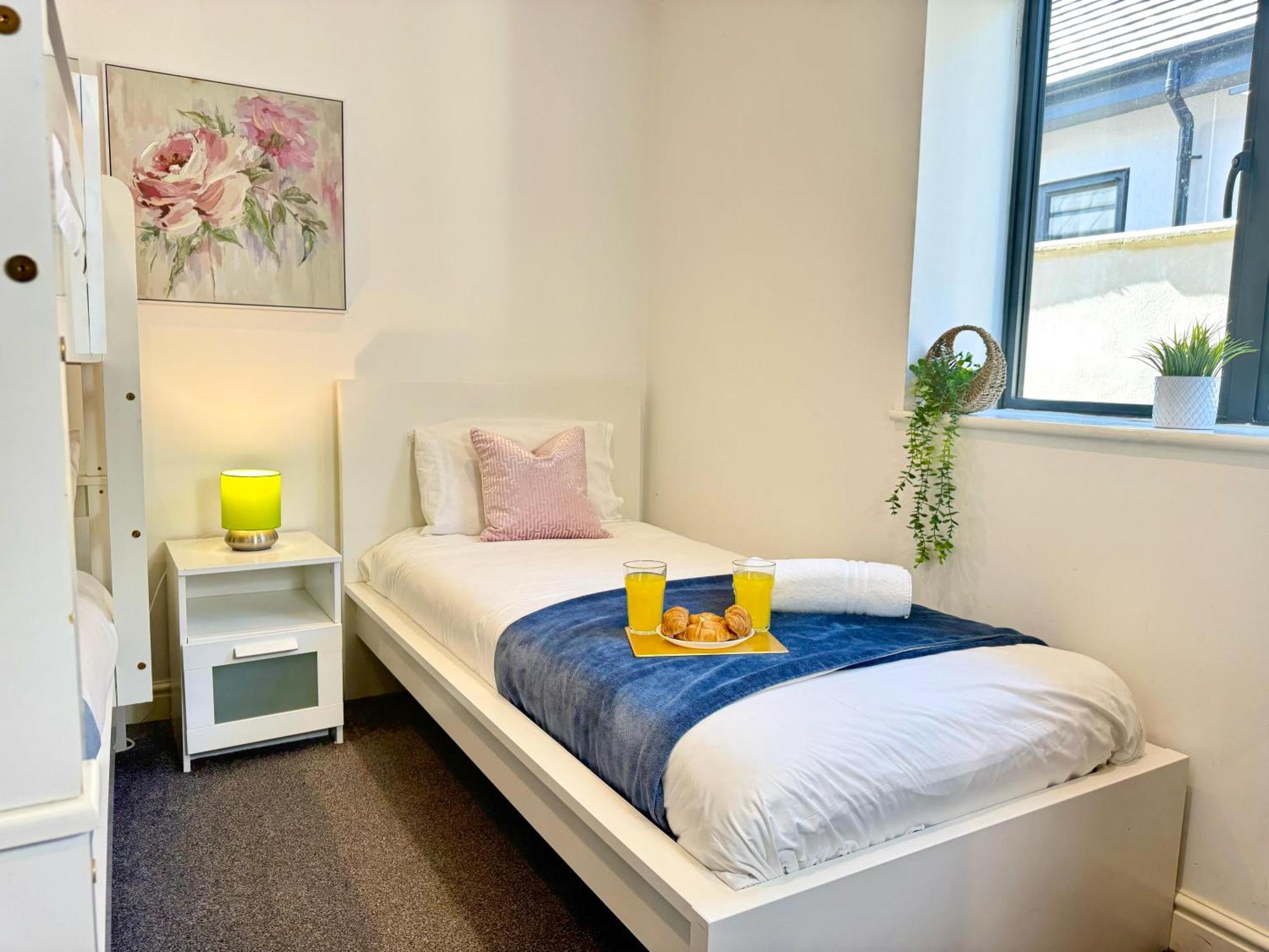 Evergreen Lodge - Two Bed Lux Flat - Parking, Garden, Patio, Wifi, Netflix - Close To Blenheim Palace & Oxford - F3 Kidlington Zewnętrze zdjęcie