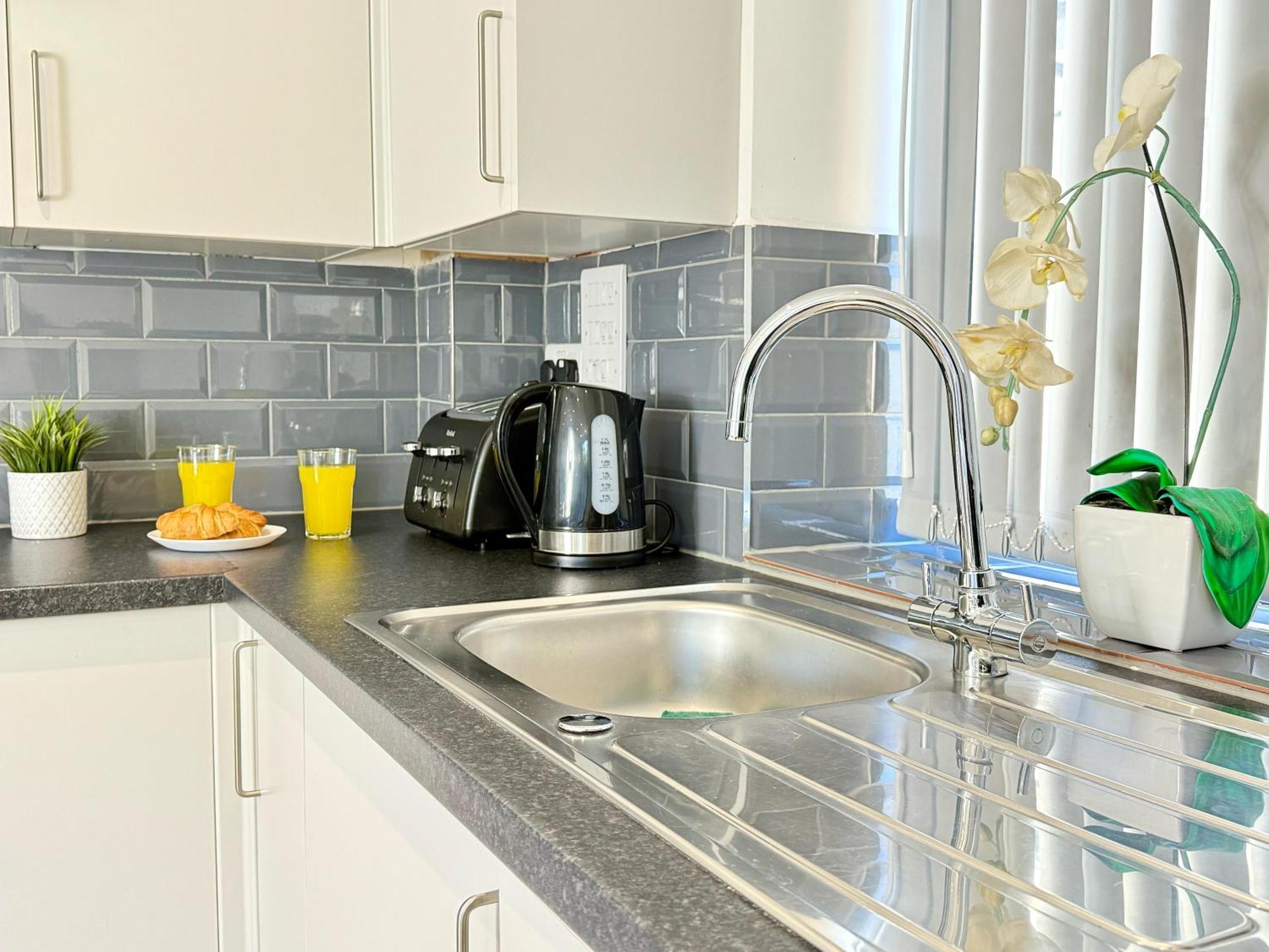 Evergreen Lodge - Two Bed Lux Flat - Parking, Garden, Patio, Wifi, Netflix - Close To Blenheim Palace & Oxford - F3 Kidlington Zewnętrze zdjęcie