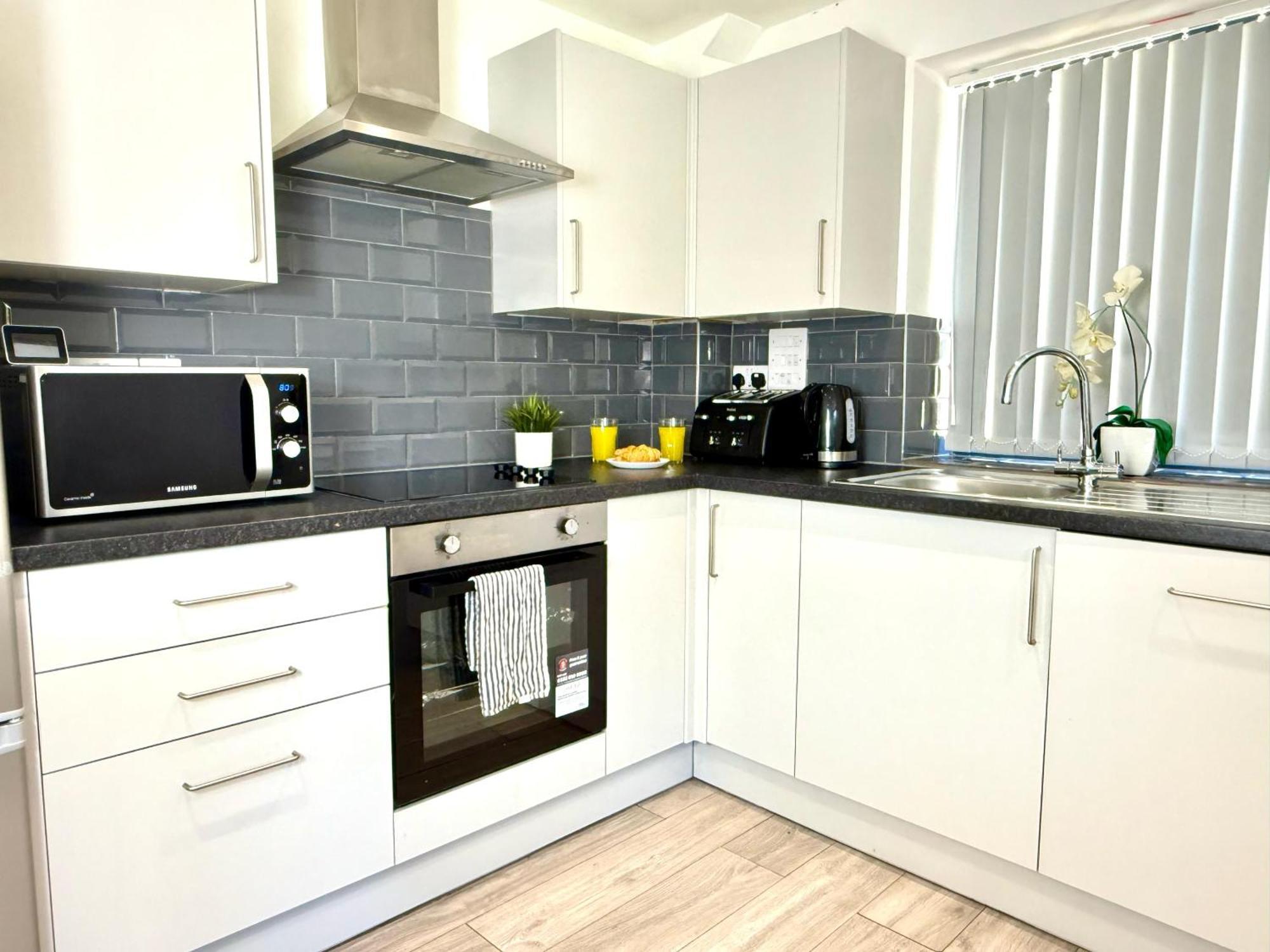 Evergreen Lodge - Two Bed Lux Flat - Parking, Garden, Patio, Wifi, Netflix - Close To Blenheim Palace & Oxford - F3 Kidlington Zewnętrze zdjęcie