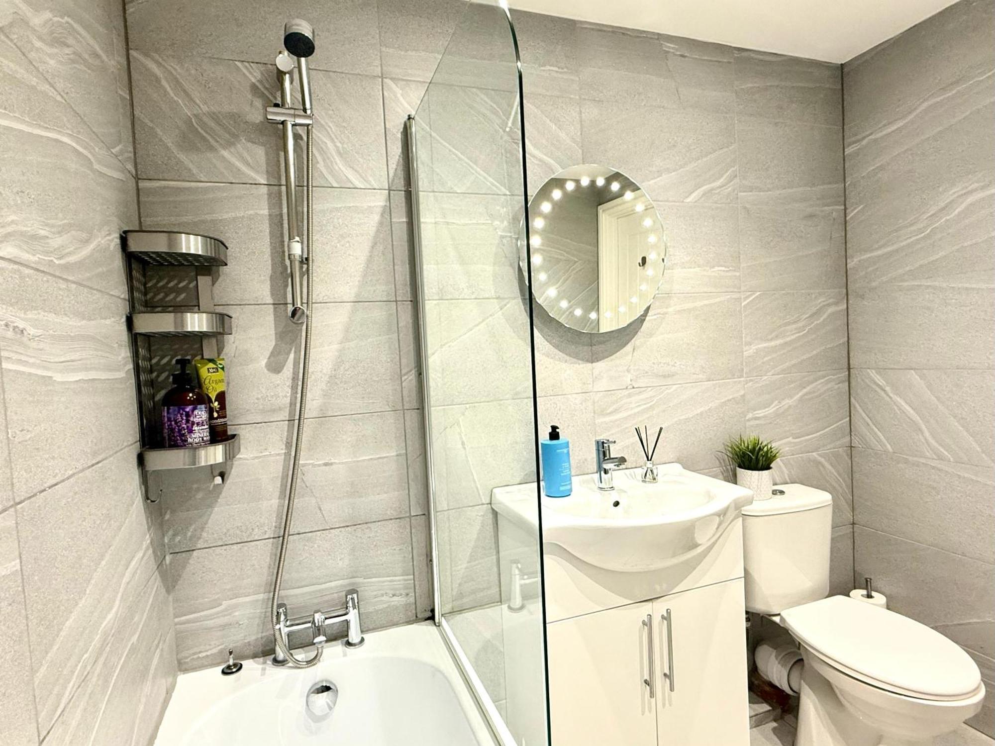Evergreen Lodge - Two Bed Lux Flat - Parking, Garden, Patio, Wifi, Netflix - Close To Blenheim Palace & Oxford - F3 Kidlington Zewnętrze zdjęcie